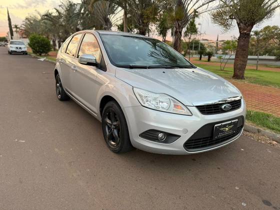 FORD FOCUS 1.6 GLX 16V FLEX 4P MANUAL FORD FOCUS 1.6 GLX 16V FLEX 4P MANUAL